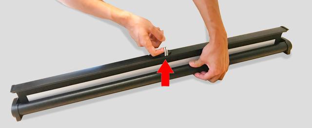 画像: 金具に指を引っ掛け上に引っ張るワンタッチ式!