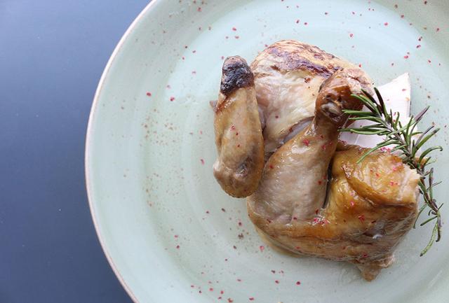 画像: 名物のロティサリーチキン 【ROTISSERIE ☆ BLUE】 www.sapporobeer.jp