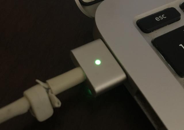 画像: 差し込み操作不要の電源コネクタ、MagSafe(マグセイフ)。私の所有機のは、コードが切れかけてます(苦笑)。