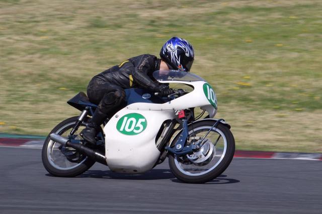 画像: 昨年のLOC第1戦、筑波サーキットを走る私宮﨑と1963年型グリーブス シルバーストーン 24RAS改。たまたまですけど、ヘルメットと車体の青が「おそろ」になっていたので、気に入っていたんですけどね・・・。