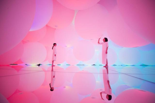 画像: 意思を持ち変容する空間、広がる立体的存在 - 自由浮遊、3色と新しい9色 planets.teamlab.art