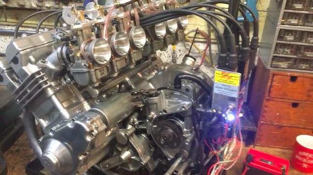 画像: こちらは2017年に、RC374エンジンに初めて火が入ったときのシーンです。点火系は英ボイヤー製品を使用しています。当然、オリジナルのRC174は押しがけ始動ですが、RC374はセルスタートが可能になっています。 www.youtube.com