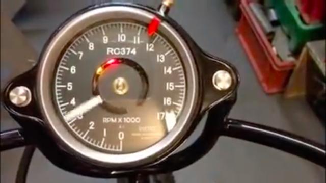 画像: レブカウンターはオリジナルのRC174用のスミス製マグネット式メーター風ですが、中身は電気式ですね。 www.youtube.com