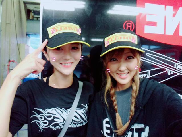 画像: ピレリタイヤのキャップを被った玲奈&ようかちゃん♪