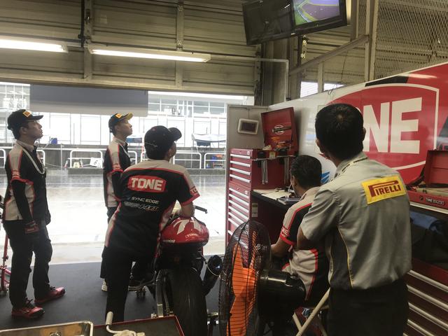 画像: 大分オートポリスにて。この日は雨が降ったり止んだりで大変でした!