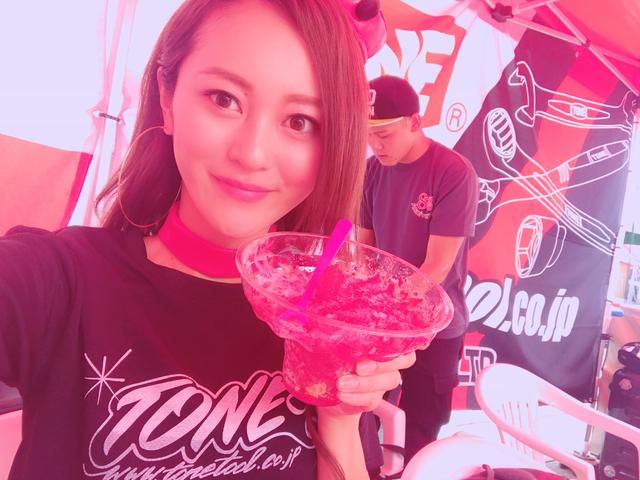 画像: ツイリンクもてぎにて差し入れで頂いた"削りいちご"後ろには三原壮紫選手♡