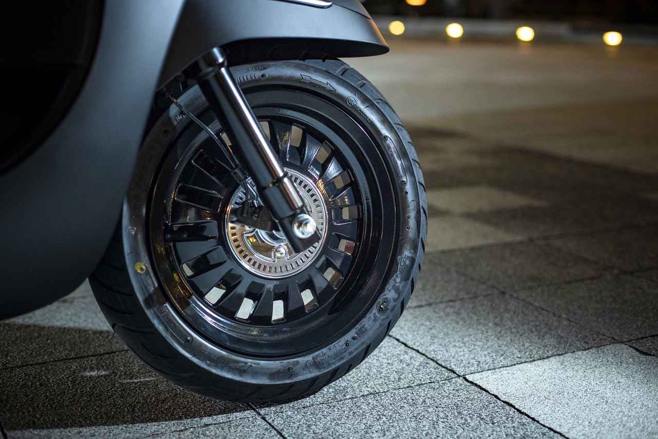 画像4: バイクは『黒』しか愛せない。台数限定のプジョーのコスパが高すぎる！ 【PEUGEOT/DJANGO（ジャンゴ）】