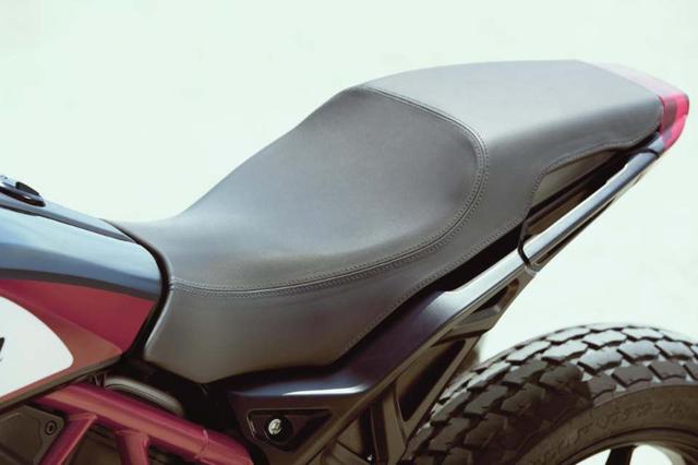 画像: シートは前端が燃料タンク後端とインテグラルなデザインです。このあたりはFTR1200カスタムのイメージを踏襲してますね。 www.facebook.com