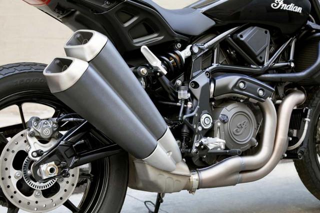 画像: FTR1200カスタムはレーサーのFTR750同様エキゾーストがアップ型でしたが、量産版はライダーの足にも優しいダウン型になっています。 www.facebook.com