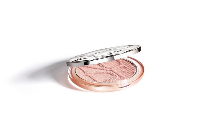 画像: ディオールスキン ミネラル ヌード ルミナイザーパウダー 002 ピンクグロウ ¥5,940(税込) www.dior.com
