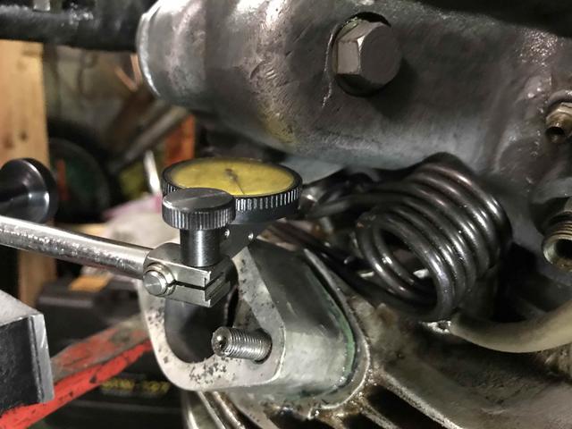 画像: バルブタイミング調整中。今のバイクに比べると面倒な構造なのですが、何度も作業しているので慣れてしまいました・・・。