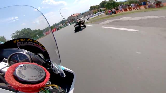 画像: 今年8月のチェコTT、SSP(スーパースポーツ)クラスのバトル! もちろん公道です! www.youtube.com