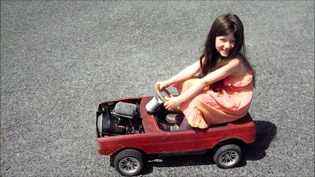 画像: ナイスなドヤ顔です(笑)。なおベースとなるのは、1970年代のペダルカーとのことです。 www.youtube.com