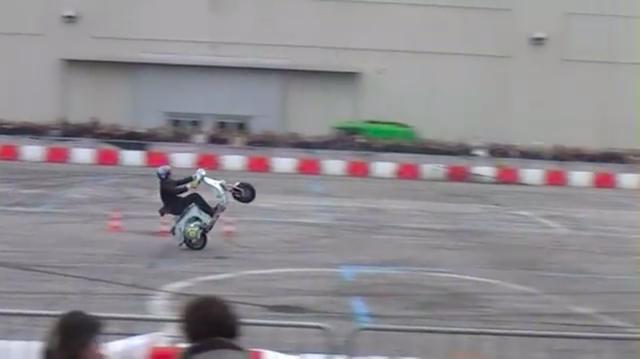 画像: ベスパスクーターはそもそもテールヘビー(車体の後ろの重量配分が大きめ)なので、エクストリームスタントライダー的にはウィリーはやりやすい部類にはいるかも? www.youtube.com