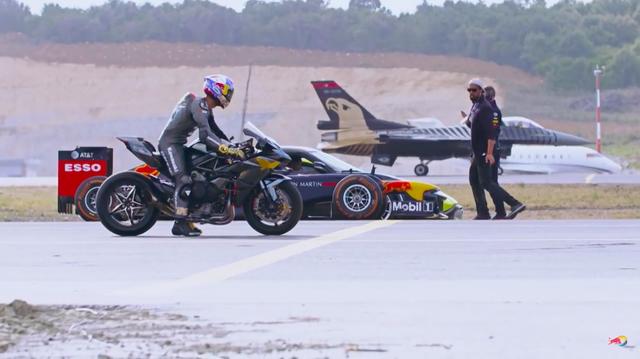 画像: モーターサイクルやクルマに比べると、航空機の類はかな〜りサイズがでかいので、複数の滑走路を使ってのゼロヨン競争となります。 www.youtube.com