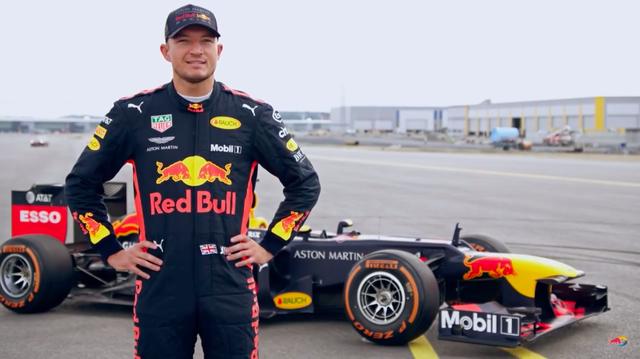 画像: J.デニスが駆るのはレッドブルF1・・・この組み合わせも優勝候補ですね・・・。 www.youtube.com