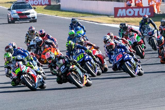 画像: 緊迫の決勝スタート直後! race.yamaha-motor.co.jp