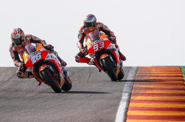 画像: 2018年シーズンの王者を決めたマルク・マルケス(93番ホンダ)と、チームメイトのダニ・ペドロサ(26番ホンダ)。 www.motogp.com