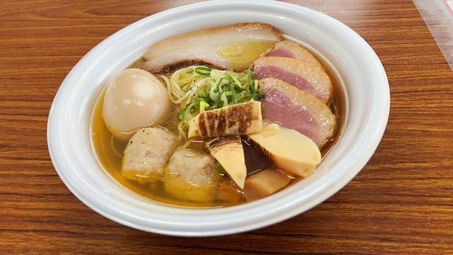 画像: 自家製麺 竜葵の「日本三大地鶏 極上塩らぁ麺」 全部のせにしました!笑 鴨!うまい!!