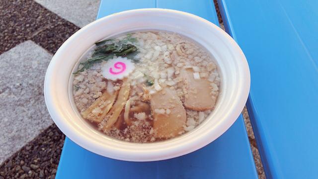 画像: 新潟拉麺協同組合の「燕背脂煮干し中華そば」 見た目の脂に反して醤油なのでぺろっといけちゃう!