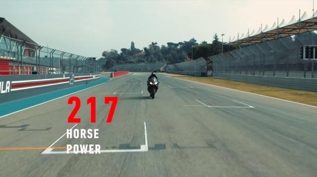 画像: ビアッジの走りとともに、リーンアングル61度、0-200km/h加速7.5秒、最高出力217馬力など、RSV4 1100ファクトリーの驚異のスペックの数々が紹介されていきます・・・。 www.youtube.com