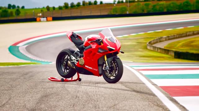 画像: MotoGPマシン開発で得た技術をフィードバックした、ウイングレット付きのフェアリングを備えるパニガーレ V4 R。 www.youtube.com