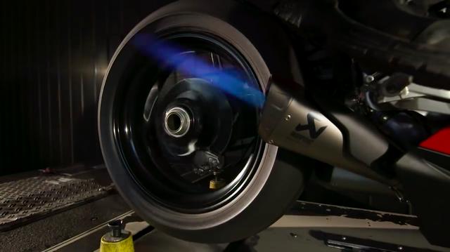 画像: 完成し、車体に取り付けられたエキゾーストシステムは、ダイナモテストでチェックされます。 www.youtube.com