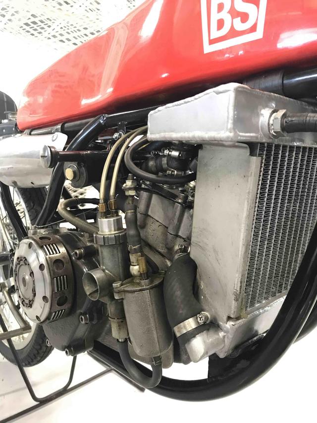 画像: ブリヂストン・・・と言えば多くの方は、タイヤや自転車などを想像するでしょうが、1950〜1960年代を中心とした時代、ブリヂストンはモーターサイクルメーカーとしても活躍していました。こちらは同社のワークス50ccGPレーサー、EJR-3というマシンの心臓部です。水冷2ストローク2気筒という高度なメカニズムを採用。極端に狭いパワーバンドのため、なんと変速器は14段! を備えています。