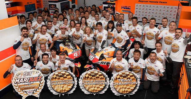 画像: タイトル独占を喜ぶ、レプソル・ホンダのスタッフたち。 www.honda.co.jp