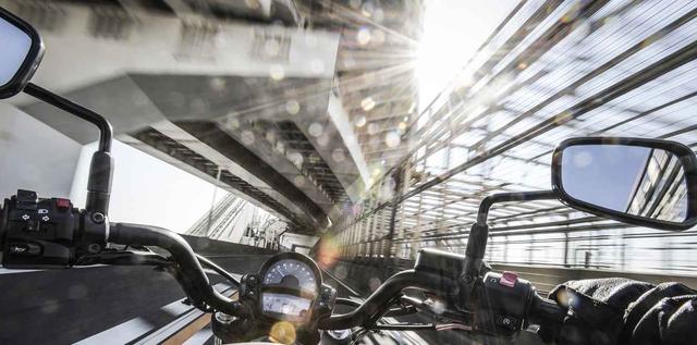 画像1: ずっとバイクで走り続ける