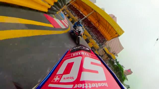 画像: 後ろからデレク・シールズのBMW S1000RRが迫ります! www.youtube.com
