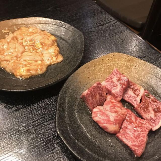 画像: ホルモン(左) ¥830 ハラミ(右) ¥1,290