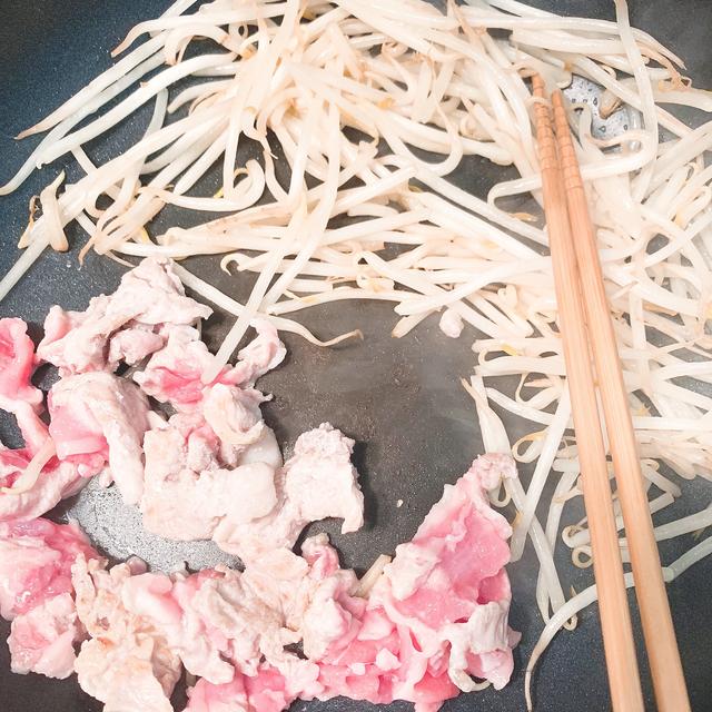 画像: まぜずに、豚肉に火が通ったのをしっかり確認する