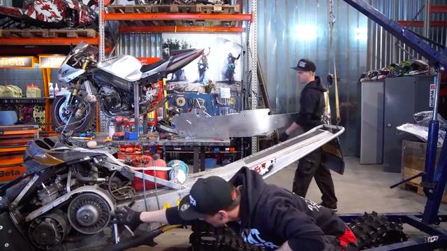画像: 動画の終盤では、GSX-R1000スノーバイクの製作現場も紹介されています。 www.youtube.com
