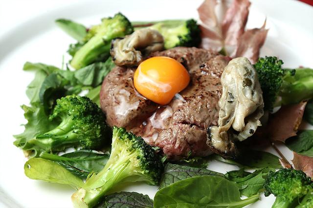 画像: 牛肉のたたきハンバーグ(タルタル風)牡蠣ソース www.kaki-hisagi.com