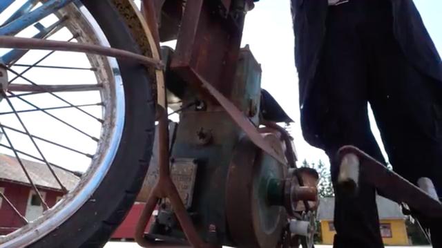 画像: 車体横のボックスの、上面にあるボタンを押すと、エンジン始動用のクランクが・・・。 www.youtube.com