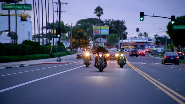 画像: 再びFXDR 114の車上に戻ったA.ホッジス。公道でシグナルグランプリのシーンが入るところが、大らかですね。日本でのCMでは、まずNGでしょう・・・。 www.youtube.com