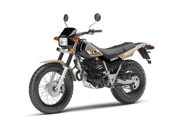 画像: 2019年モデルのアメリカ向けヤマハTW200。カラーリングはサンディ・ベージュの一色のみ。価格は$4,599ドル・・・この原稿を書いている12月25日時点のレートで約50万6,906円ですね。 www.yamahamotorsports.com