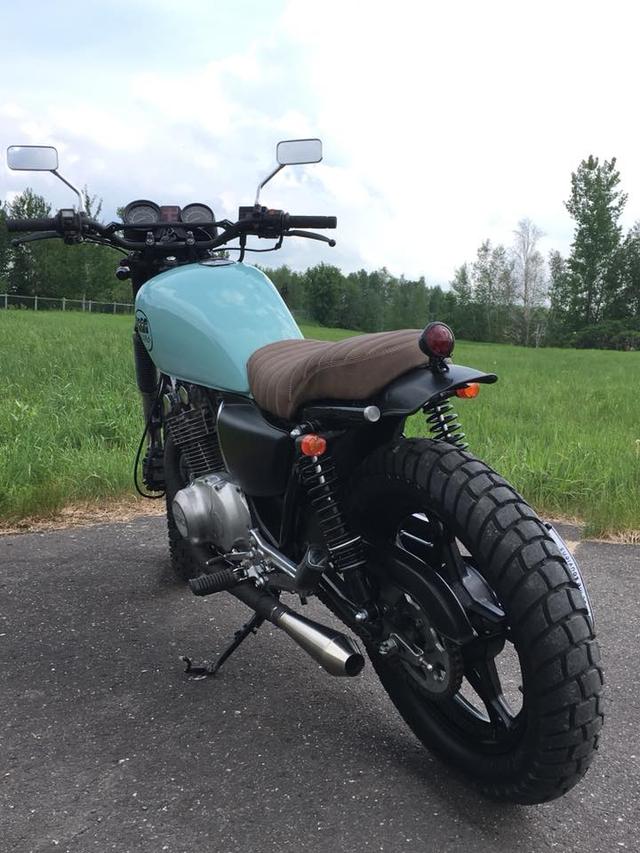 画像: La BLADIES, une scrambler faite sur une base de Suzuki GS450T 1983 トラッカータイプ。ストレートかつシンプルな作りですね。 www.mecanomotorshop.com