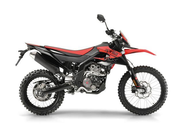 画像: アプリリアRX125は、4ストローク水冷単気筒 DOHC4バルブを搭載。最高出力は15HP/10,700rpm。ボッシュ製ABSシステムをクラス初採用するなど、125ccオフロード車・冬の時代? の日本市場において、なかなか魅力的な1台です。 aprilia-japan.com