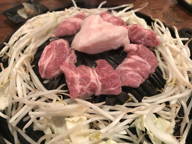 画像: 北海道出身の友人に案内してもらった、美味しいジンギスカンのお店でカロリーチャージ!! これからの旅の、寒さとの戦いに備えるために食べているわけであります(苦笑)。