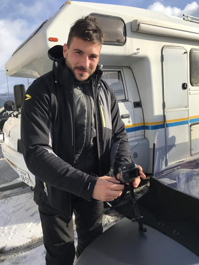 画像: ウラル・ジャパンのマネージャーで、私が乗るウラルを運転してくださったブラドさん。日本語ペラペラで漢字も読めちゃって、ウラルサイドカーの運転も上手くて、そしてイケメン!! とってもお世話になったので、目一杯褒めておきました(笑)。