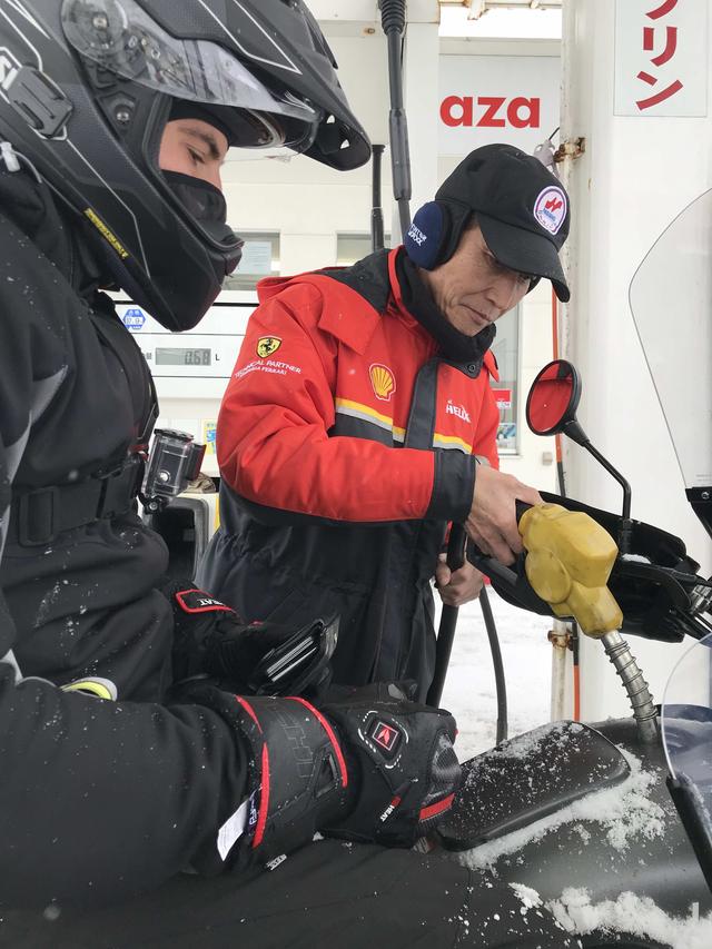 画像: 北海道はガソリンスタンドがない区間が結構長かったりするので、給油は計画的にしないといけません。雪道のため高回転域を使わないこともあり、今回の燃費はかなり良好な22km/hを記録! なおウラルサイドカーは満タンで、通常250kmくらいの航続距離とのことでした。