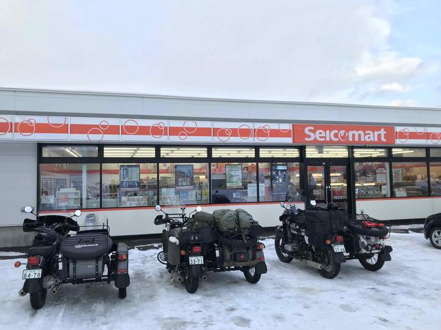 画像: 初日の宿への道中の途中、北海道ならではのコンビニである「セイコーマート」で休憩。今回の「URAL WINTER RIDE」では、セイコーマートは休憩場所として我々のオアシスになってくれました。マジ感謝 !!