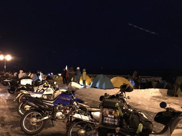 画像: 16:30ころ、駐車場に停まっているモーターサイクルの数を指を折って数えましたが、この時点で83台いました。その後もどんどん駐車場に入ってくるモーターサイクルは増えていったので、余裕で100台を超える数のモーターサイクルが宗谷岬を訪れていたと思われます。周囲にはキャンプをして初日の出を待つために、張られたテントがたくさんありました!