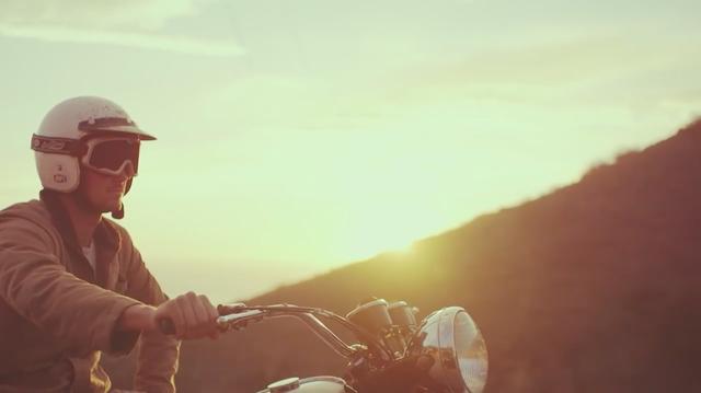 画像: コンプライアンス的にはNGですが、気候の穏やかな季節、素手でモーターサイクルに乗ると気持ち良かったりするんですよね・・・。 ※写真はプロフェッショナルスタントマンによる撮影です(以下略?)。 www.youtube.com
