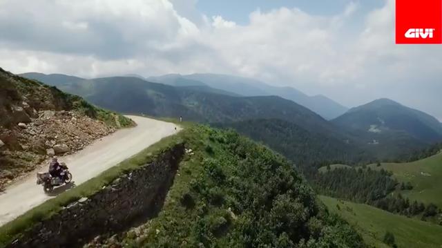 画像: ロケ地は欧州の山道ではありがちな、ガードレールの類がほとんどないダートです! 怖い! www.youtube.com