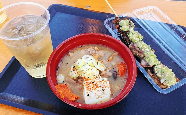 画像: モツ煮と牛タン串!ハイボールが合いますね(誰)