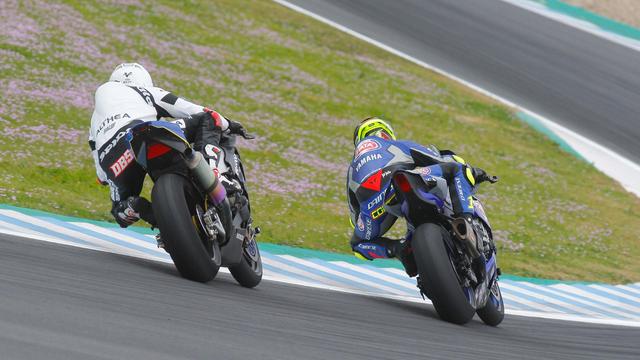 画像: ヘレステスト初日、SBKデビューとなったA.ベルビアンコ(ホンダ・左)。初日は1分45秒437、2日目は1分42秒353と、両日ともに参加・計時した全ライダー中最下位のポジションでしたが、早くSBKマシンに慣れて上位で活躍することを期待しましょう。なお右は、GRTヤマハから参戦のサンドロ・コルテセです。 www.worldsbk.com