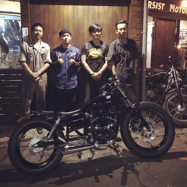 画像: チームの皆さん。みんな若くて、バイク大好きって感じがたまりません www.facebook.com